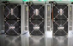 Riot, 200 milyon dolarlık Coinbase kredi olanağını genişletiyor ve Bitcoin’in zayıflığı daha fazla satış anlamına gelebilir