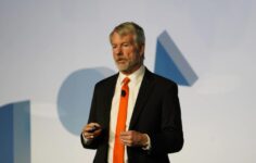 Karanlıkta geri dönüş: Bitcoin’in 77.000 dolara yükselmesi varlıkları kâra geçirirken strateji %8 arttı