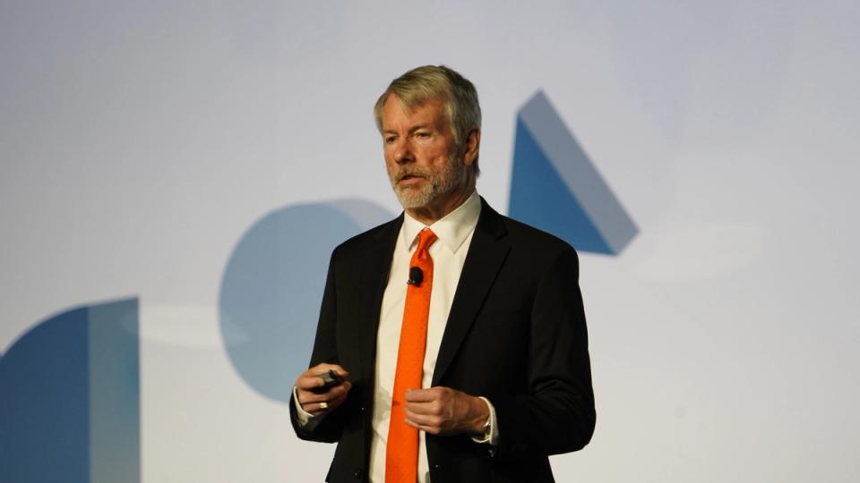 Karanlıkta geri dönüş: Bitcoin’in 77.000 dolara yükselmesi varlıkları kâra geçirirken strateji %8 arttı