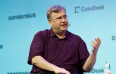 Reid Hoffman, AI ajanları çevrimiçi kimliği zorlarken NFT’lerin geri dönüş yapabileceğini söyledi