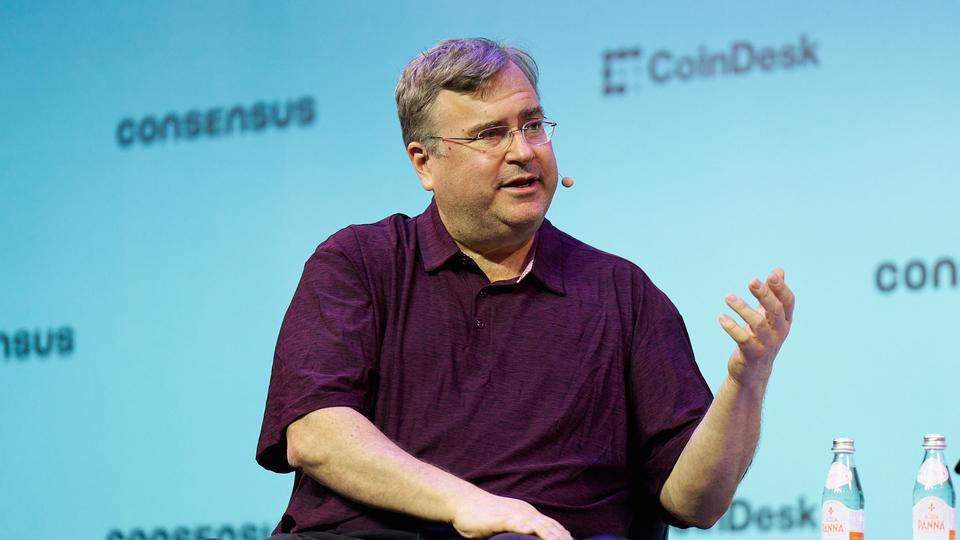 Reid Hoffman, AI ajanları çevrimiçi kimliği zorlarken NFT’lerin geri dönüş yapabileceğini söyledi