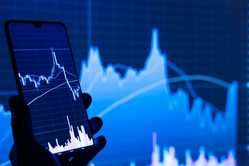 Bitcoin düşüyor, tahvil getirileri artıyor. Yine de BTC’nin bir belirsizlik göstergesi olan zımni oynaklığı düşük kalıyor.