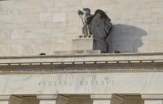Bankalar birbiri ardına Fed’in faiz indirimi tahminlerini iptal ediyor. Bitcoin’in umurunda değil.