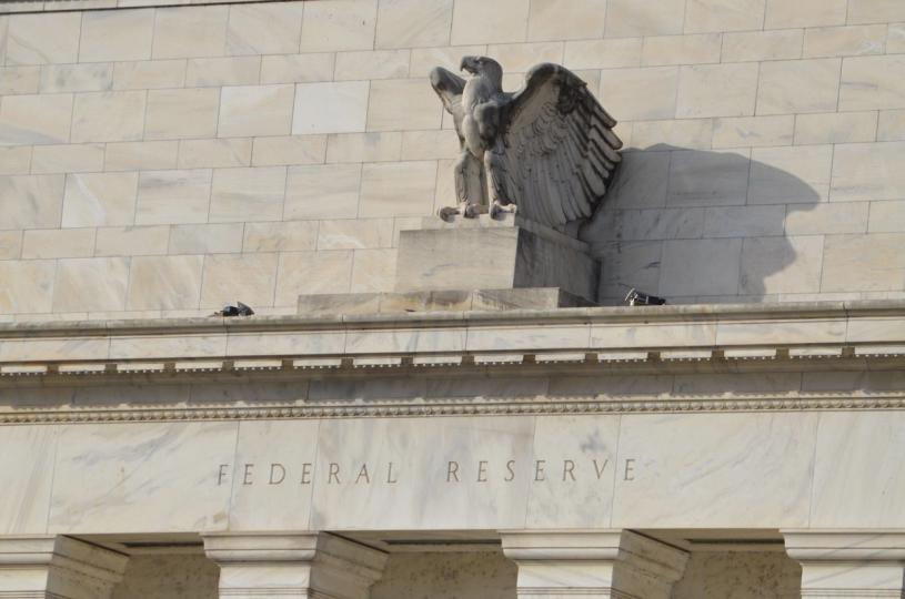 Bankalar birbiri ardına Fed’in faiz indirimi tahminlerini iptal ediyor. Bitcoin’in umurunda değil.