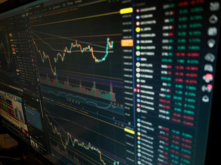 HYPE kısa süreliğine Dogecoin’i geride bıraktı, ABD’nin İran piyasalarına saldırmasıyla gizlilik tokenları kayıplara uğradı