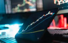Bitcoin 80.000 doların yakınında duruyor. Hisse senetleri ve ETF girişleri hâlâ bir kırılmaya işaret ediyor.