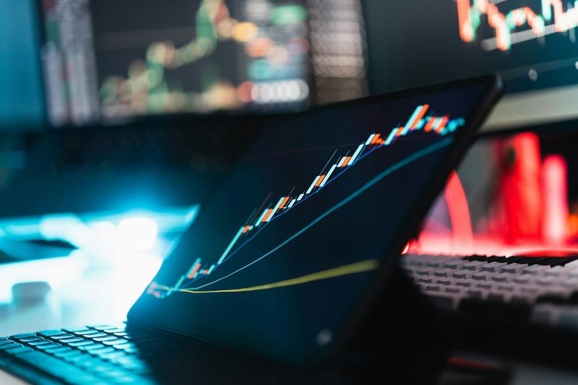 Bitcoin 80.000 doların yakınında duruyor. Hisse senetleri ve ETF girişleri hâlâ bir kırılmaya işaret ediyor.