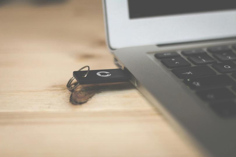 Microsoft, kripto cüzdanlarını ele geçiren ve USB bellekler aracılığıyla yayılan kötü amaçlı yazılım buldu