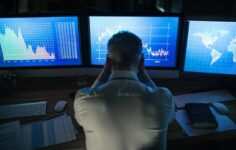 Teknoloji satışlarının riskli varlıkları aşağı çekmesiyle Bitcoin 63.000 doların altına düştü