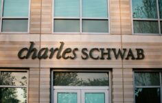 Schwab, S&P 500 etkinlik tabanlı seçeneklerle tahmin piyasaları yarışına katılacak: WSJ