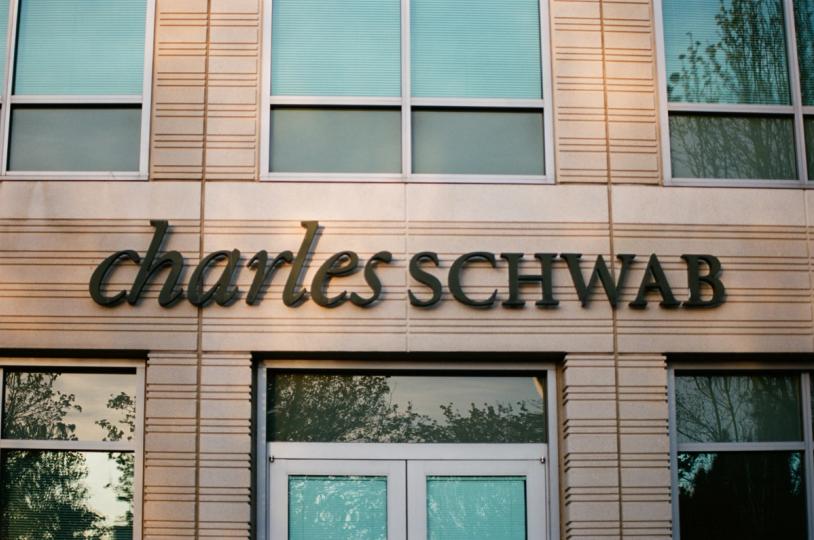 Schwab, S&P 500 etkinlik tabanlı seçeneklerle tahmin piyasaları yarışına katılacak: WSJ