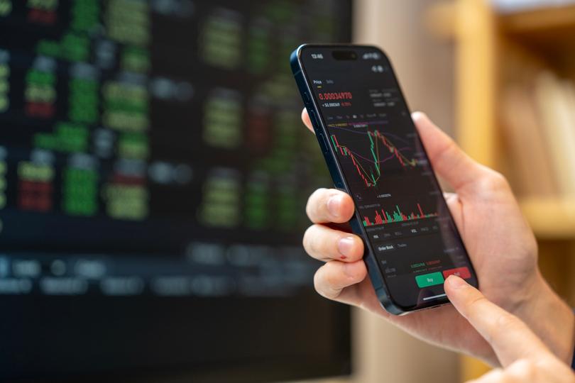 Kripto fonları 2026’nın en büyük ikinci çıkışına maruz kalırken, XRP ve HYPE giriş çekiyor