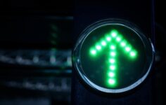 Ether, solana ve dogecoin, Warsh’un yorumlarının ardından yeşil renkte, Bitcoin’i 60.000 doların üzerine çıkardı