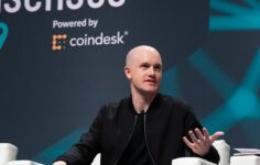 Coinbase CEO’su Brian Armstrong, yapay zekayla yeniden markalaşan kripto girişimlerini eleştirdi