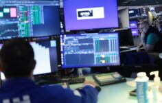 Hisse senetlerinin kayıtları basması ve Hürmüz anlaşmasının yaklaşmasıyla Bitcoin 64.000 dolarda yatay seyrediyor