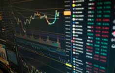 Bitcoin yatırımcıları spot ETF’lere 853 milyon dolar döküyor. BlackRock’un IBIT’i büyük bir paya sahip